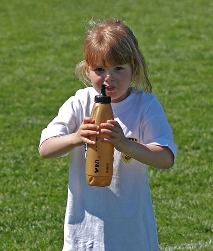 2006-06-10 (65).JPG - Fotbollsskolan Flickor, Det är viktigt att dricka mycket en varm dag